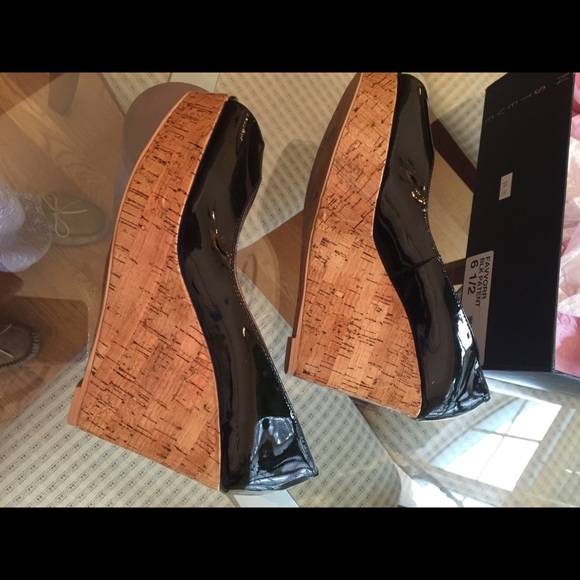 Steve Madden 6.5M Patent peep toe wedge pumps - Picture 7 of 7